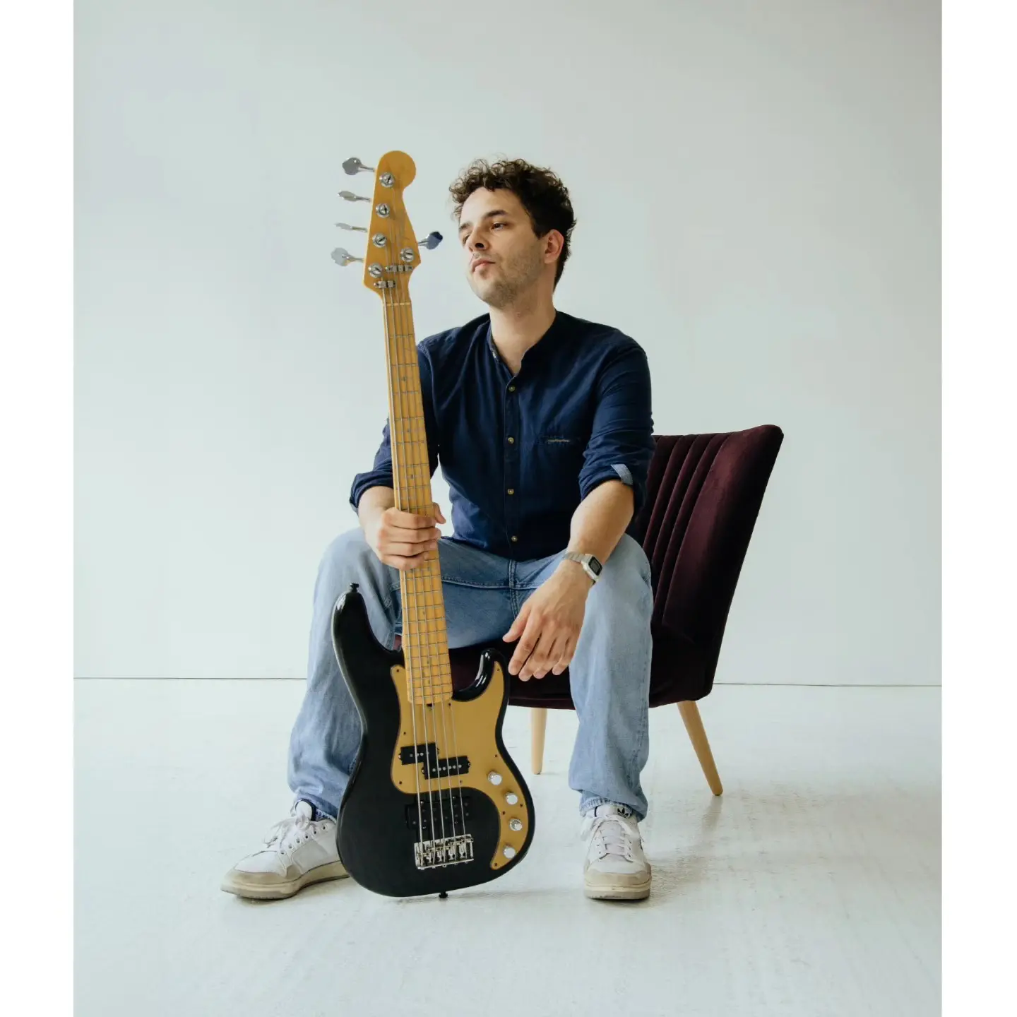 Kacper Baca z gitarą basową