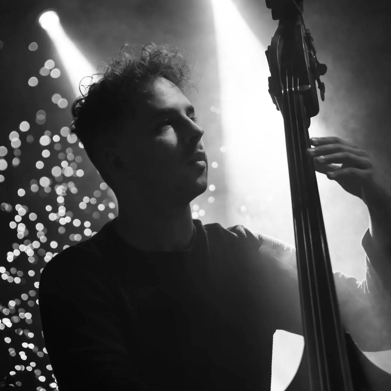 Kacper Baca z kontrabasem